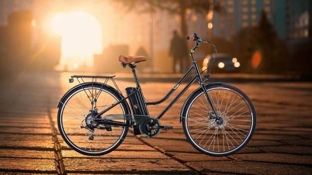 Un vélo électrique Horizon avec un couché de soleil en fond